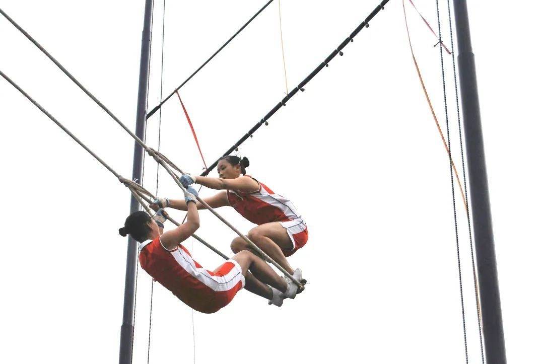 开云官方网页登录-高空秋千运动，俯瞰大地的极限体验