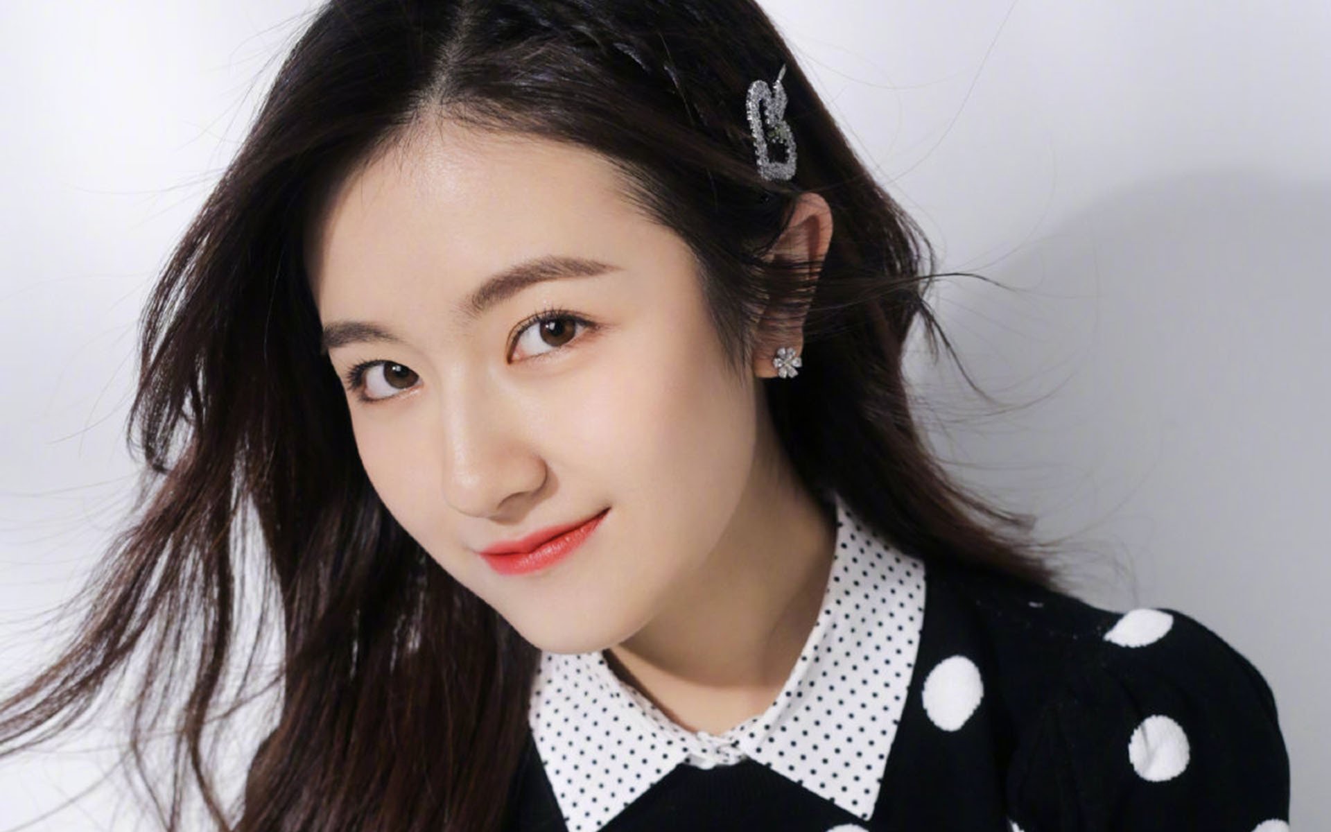 “VAR系统首次应用引发争议——高科技裁判能否实现真正的判罚公平?”