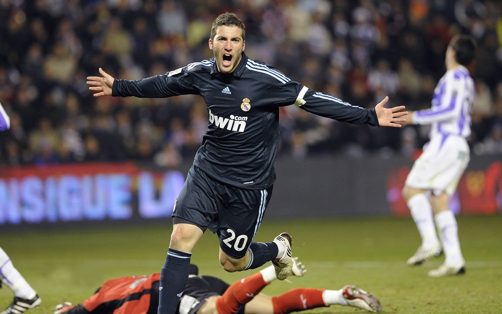 kaiyun网站-教练组临场调整迅速应对节奏变化，著名教练的临场发挥